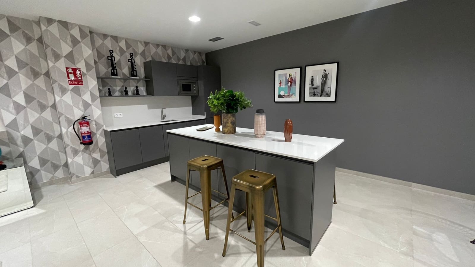 3 soveværelse Lejlighed til leje i Estepona - € 3.000 (Ref: 9436615)