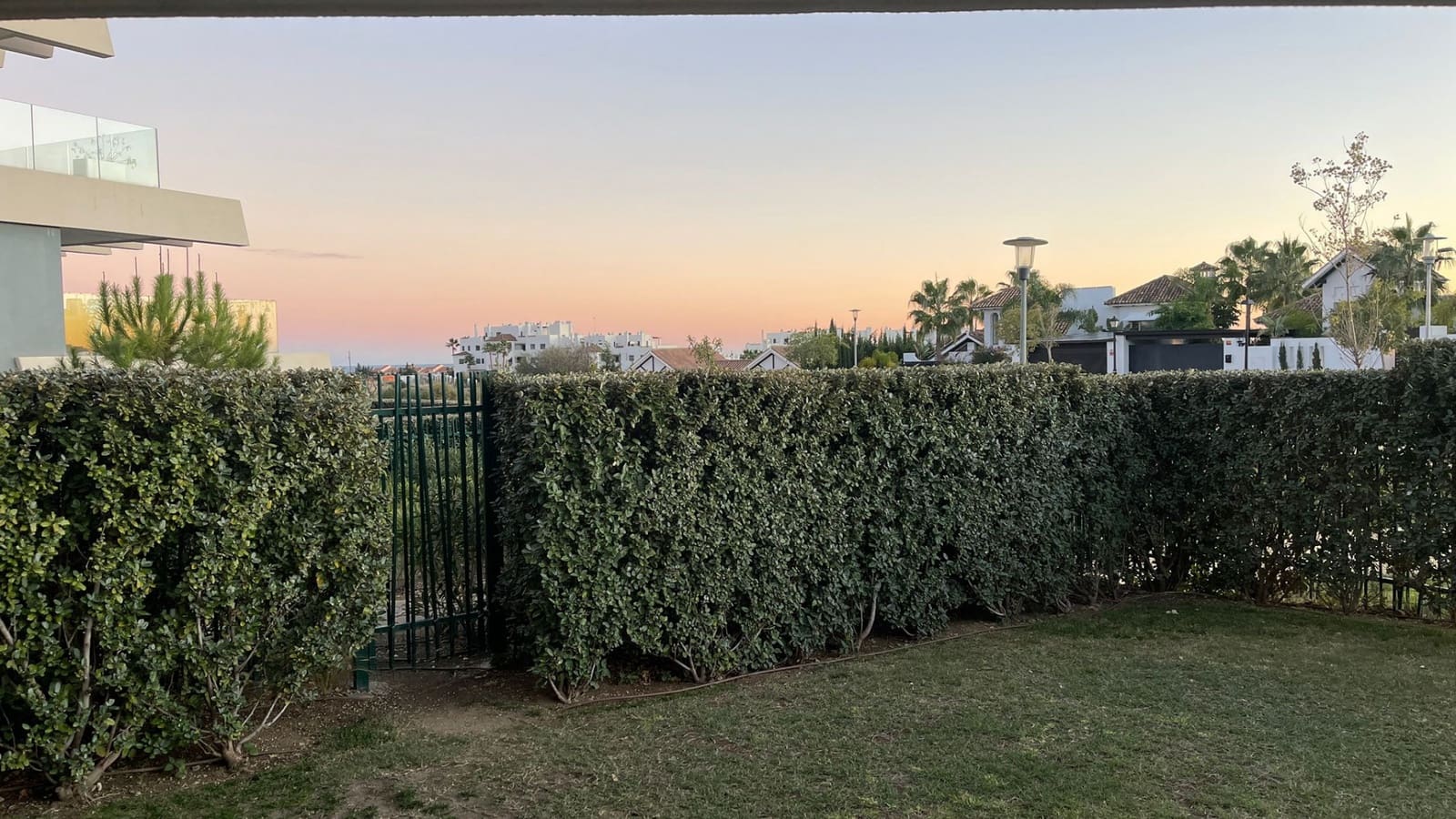 3 soveværelse Lejlighed til leje i Estepona - € 3.000 (Ref: 9436615)