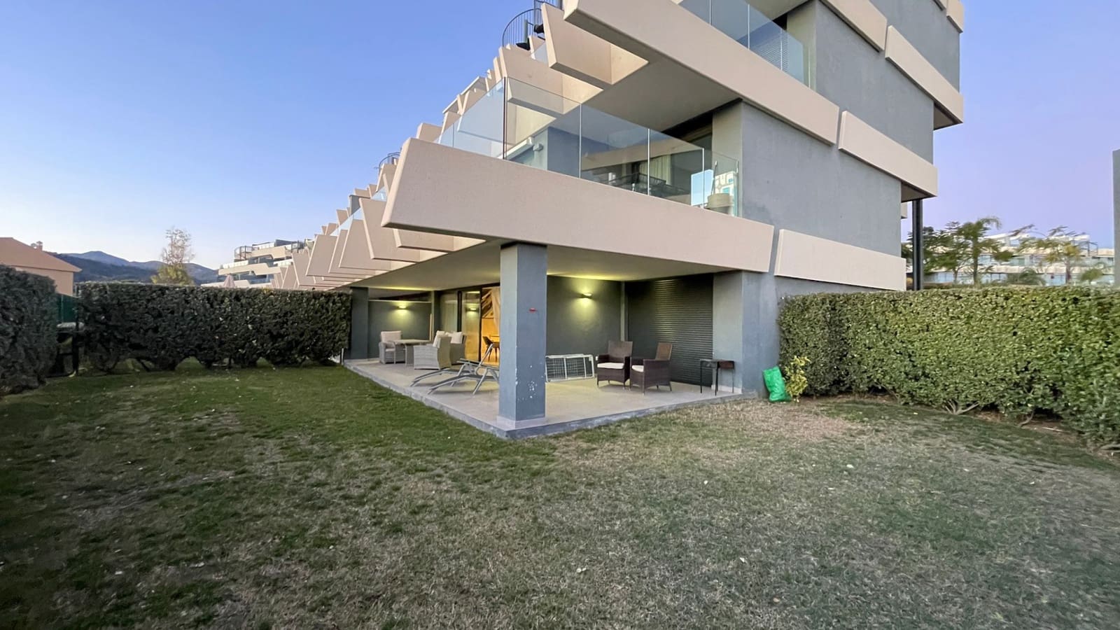 3 soveværelse Lejlighed til leje i Estepona - € 3.000 (Ref: 9436615)