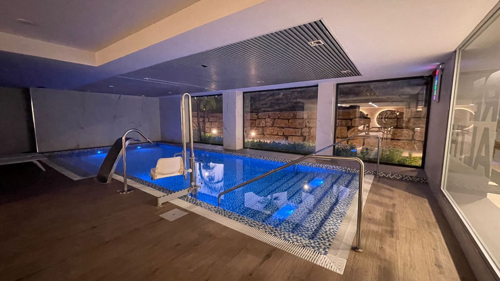 3 soveværelse Lejlighed til leje i Estepona - € 3.000 (Ref: 9436615)