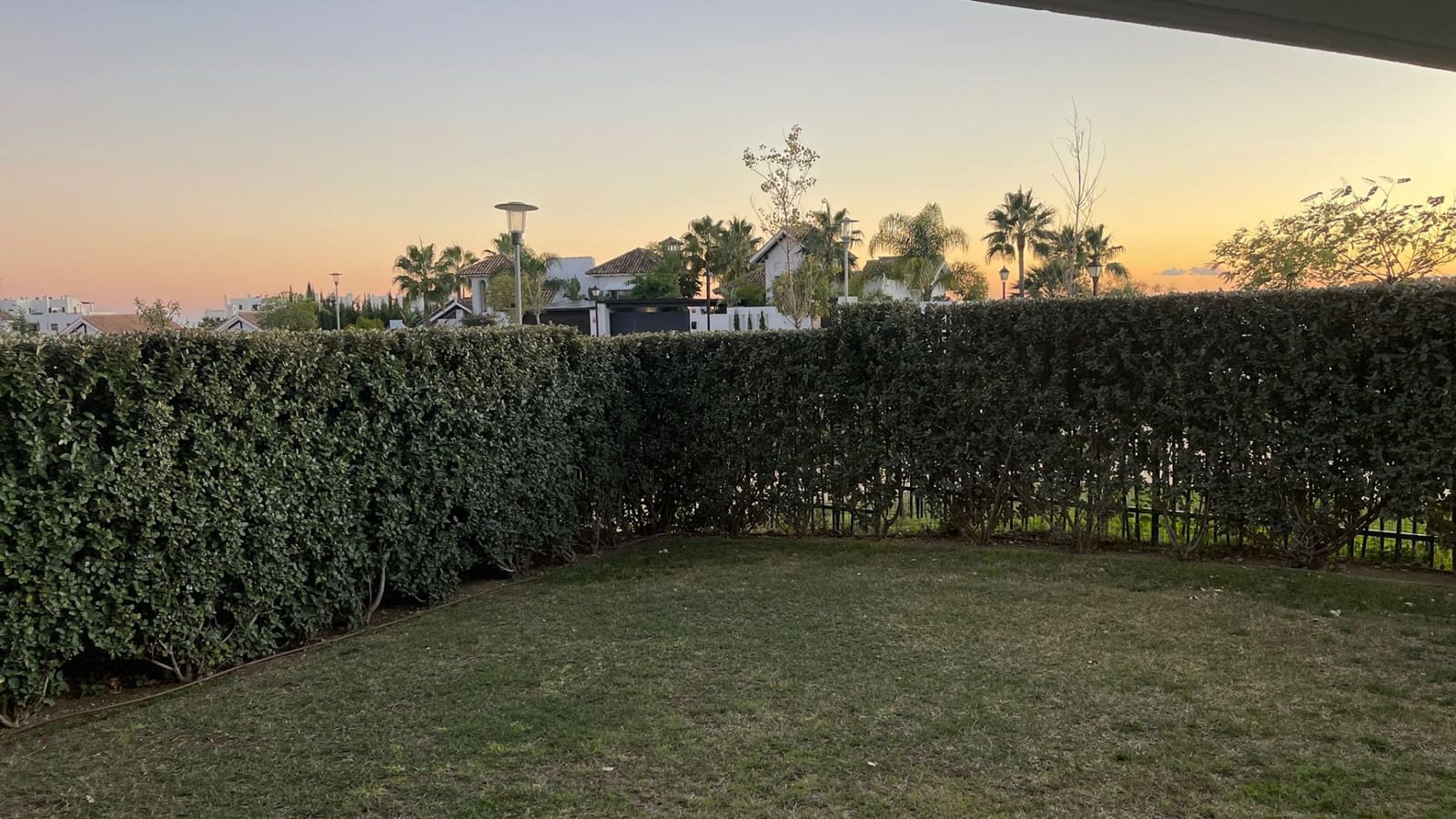 3 soveværelse Lejlighed til leje i Estepona - € 3.000 (Ref: 9436615)