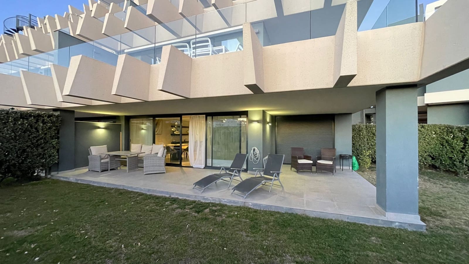 3 soveværelse Lejlighed til leje i Estepona - € 3.000 (Ref: 9436615)