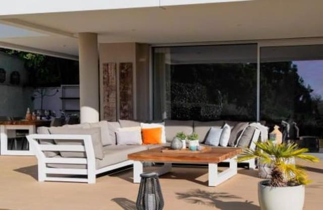 3 bedroom Apartment for rent in Los Arqueros - Puerto del Almendro, Benahavís with pool garage - € 3,700 (Ref: 9439039)