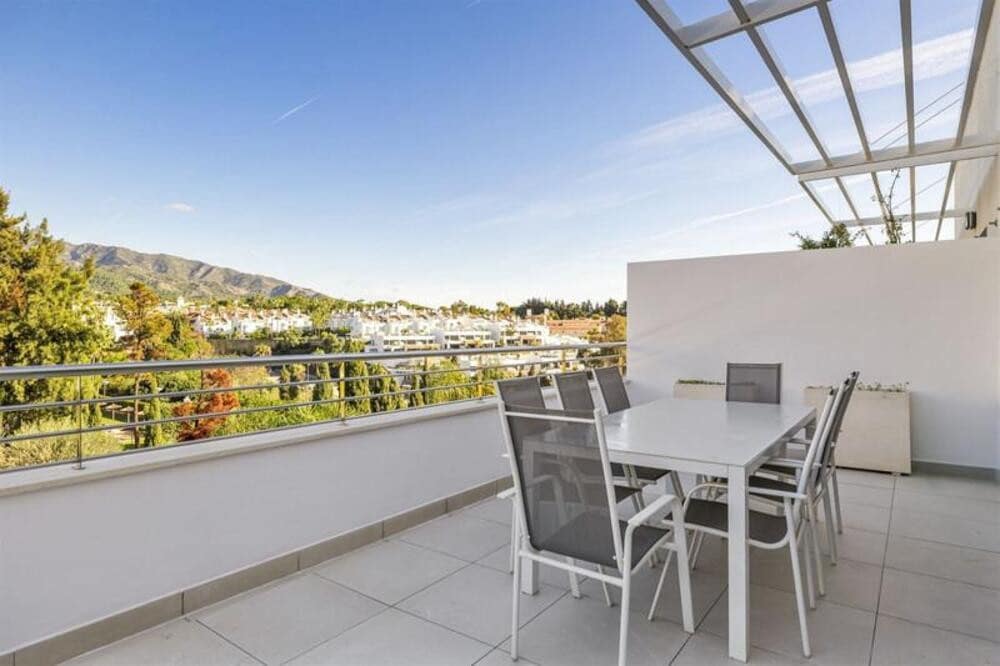 3 makuuhuone Kattohuoneisto vuokrattavana paikassa Marbella mukana uima-altaan 
autotalli - 5 500 € (Ref: 9445541)