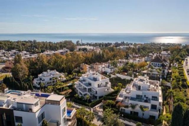 3 quarto Penthouse para arrendar em Lomas De Marbella, Marbella com piscina garagem - 5 500 € (Ref: 9445541)