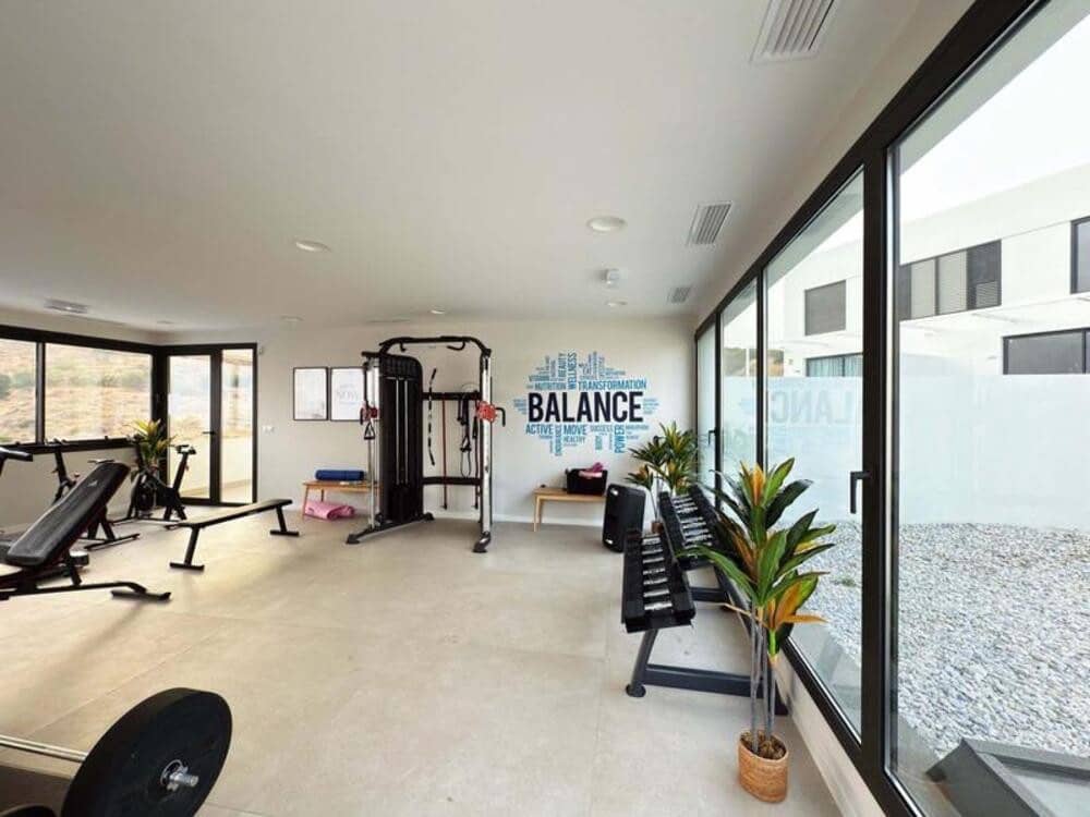 4 soveværelse Semi-Rækkehus til salg i Riviera del Sol med swimmingpool garage - € 685.000 (Ref: 9448519)