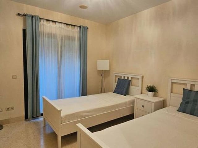 2 Zimmer Apartment zu vermieten in Los Arqueros - Puerto del Almendro, Benahavís mit Pool Garage - 2.200 € (Ref: 9448520)