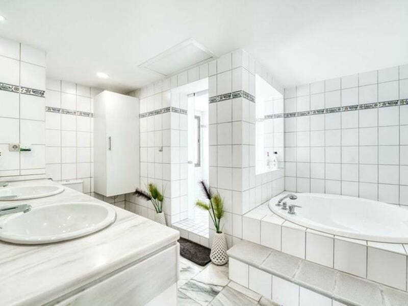 5 soveværelse Penthouse til salg i Marbella med swimmingpool garage - € 990.000 (Ref: 9450431)