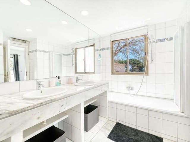 5 soveværelse Penthouse til salg i Romana Playa, Marbella med swimmingpool garage - € 990.000 (Ref: 9450431)