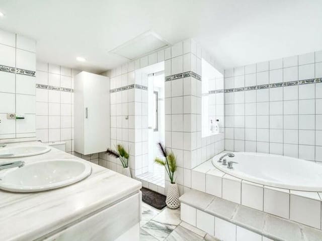 5 soveværelse Penthouse til salg i Romana Playa, Marbella med swimmingpool garage - € 990.000 (Ref: 9450431)