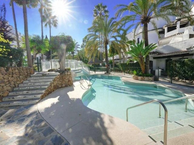 5 soveværelse Penthouse til salg i Romana Playa, Marbella med swimmingpool garage - € 990.000 (Ref: 9450431)