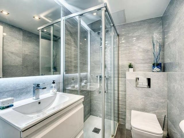 5 soveværelse Penthouse til salg i Romana Playa, Marbella med swimmingpool garage - € 990.000 (Ref: 9450431)