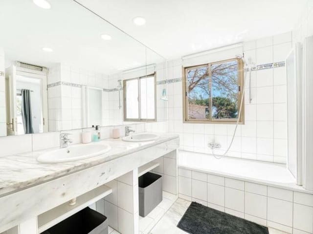 5 soverom Penthouse til salgs i Romana Playa, Marbella med svømmebasseng garasje - € 990 000 (Ref: 9450431)
