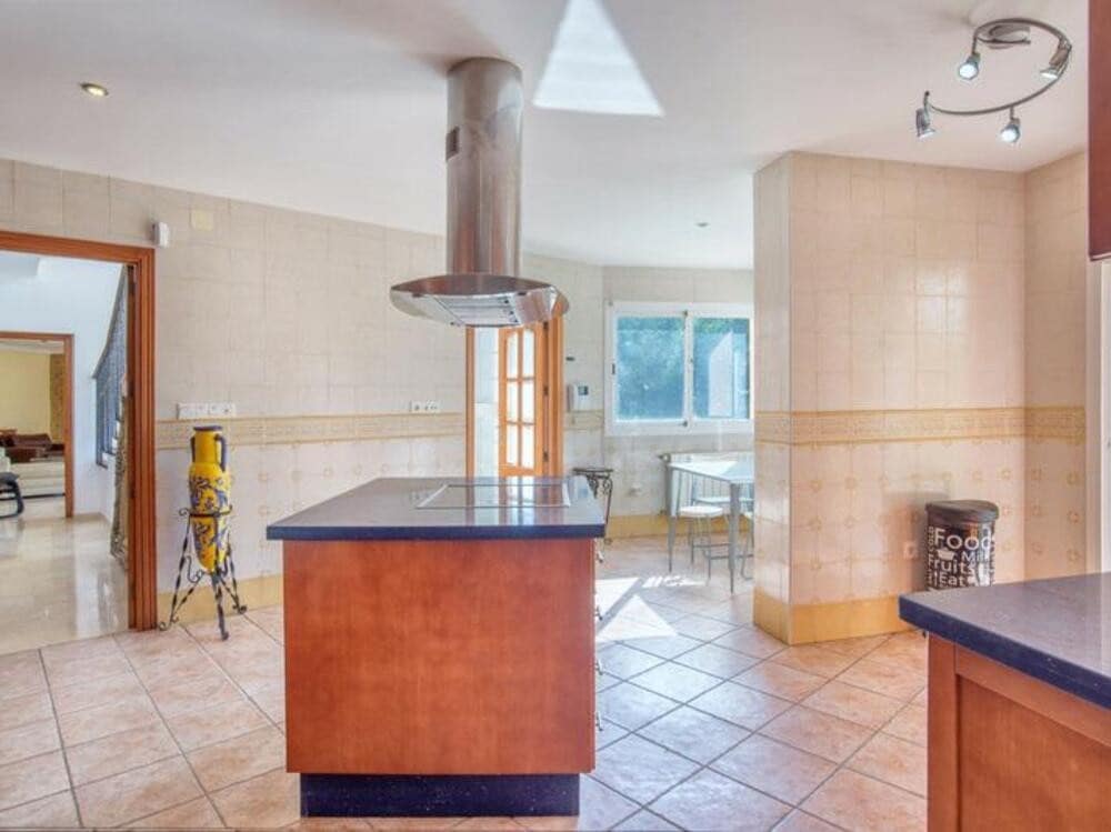 4 sovrum Villa till salu i Marbella med pool garage - 1 460 000 € (Ref: 9450432)