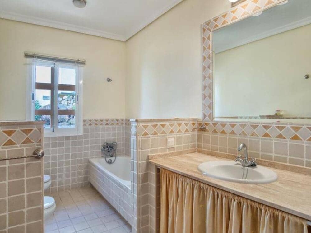 4 sovrum Villa till salu i Marbella med pool garage - 1 460 000 € (Ref: 9450432)