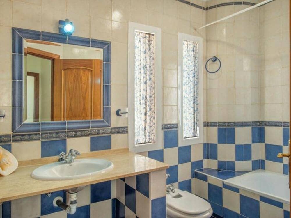 4 sovrum Villa till salu i Marbella med pool garage - 1 460 000 € (Ref: 9450432)