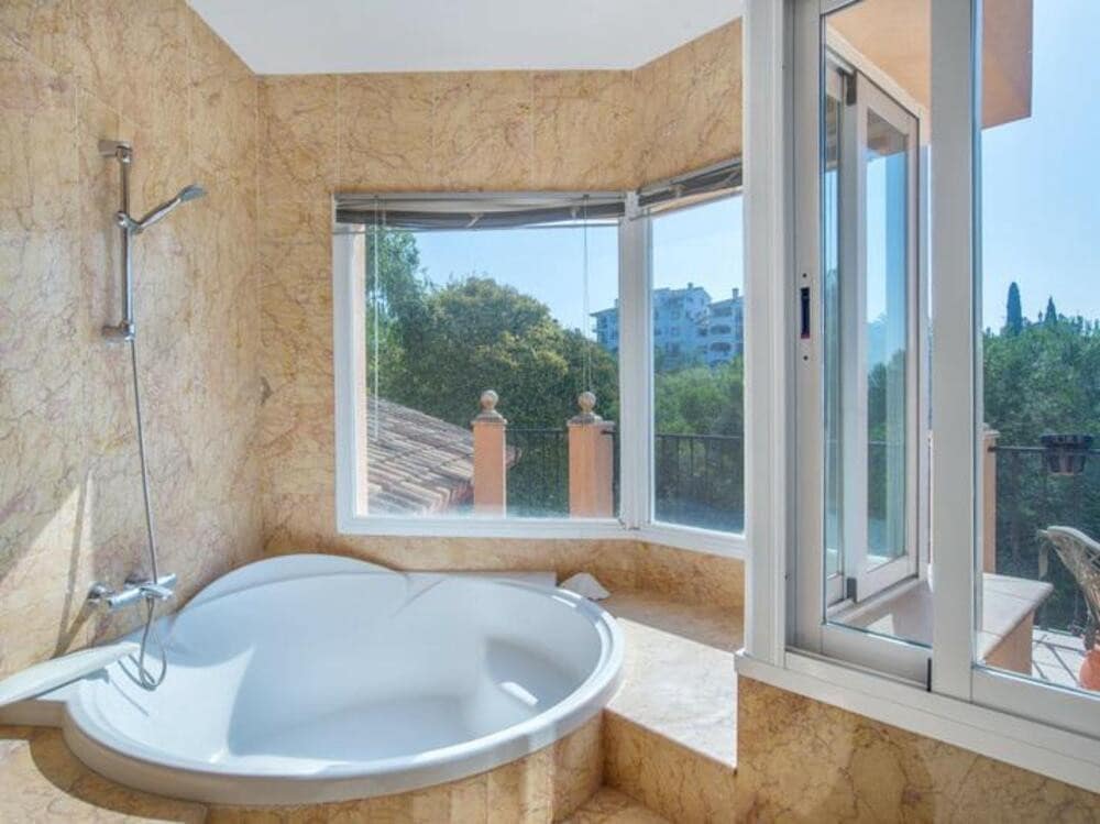 4 sovrum Villa till salu i Marbella med pool garage - 1 460 000 € (Ref: 9450432)