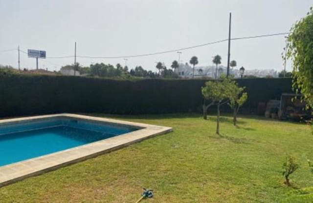 5 bedroom Villa for sale in El Velerín, Estepona with pool - € 689,000 (Ref: 9451692)