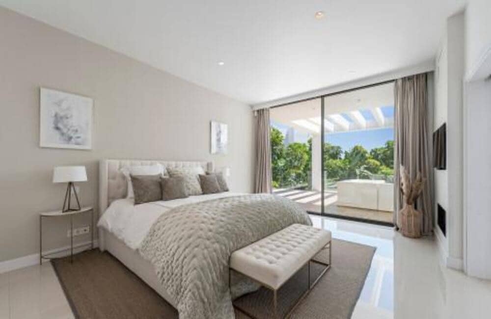 5 bedroom Villa for sale in La Quinta with pool garage - € 3,495,000 (Ref: 9451693)