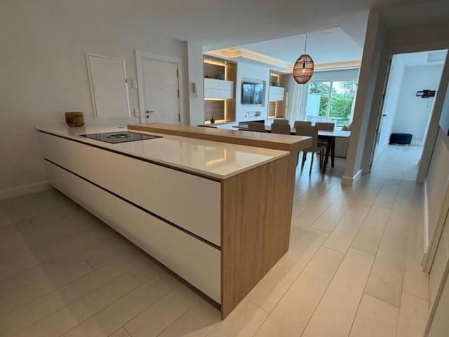 3 soveværelse Lejlighed til leje i Los Naranjos, Marbella med swimmingpool garage - € 3.800 (Ref: 9451694)