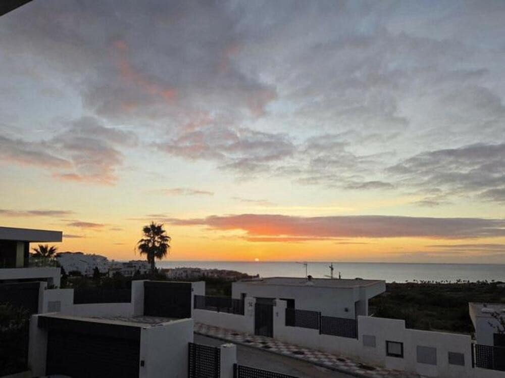 4 bedroom Villa for sale in La Duquesa / Puerto de la Duquesa with pool garage - € 1,300,000 (Ref: 9451695)