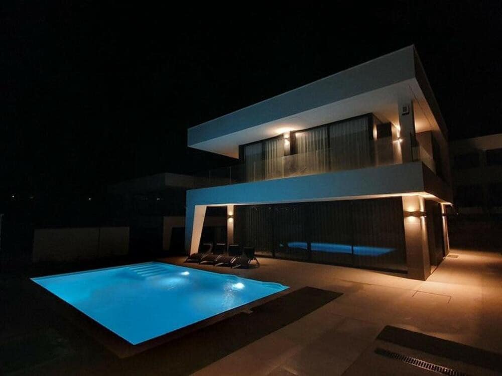 4 bedroom Villa for sale in La Duquesa / Puerto de la Duquesa with pool garage - € 1,300,000 (Ref: 9451695)