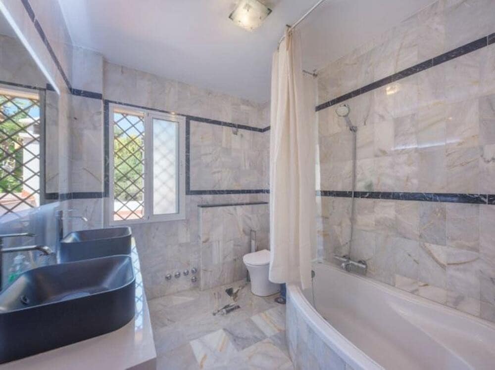 10 quarto Moradia para venda em Marbella com piscina garagem - 1 880 000 € (Ref: 9451697)