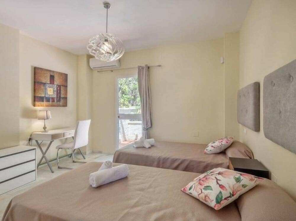 10 quarto Moradia para venda em Marbella com piscina garagem - 1 880 000 € (Ref: 9451697)