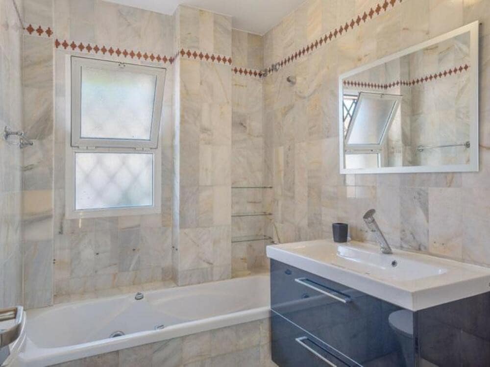 10 quarto Moradia para venda em Marbella com piscina garagem - 1 880 000 € (Ref: 9451697)