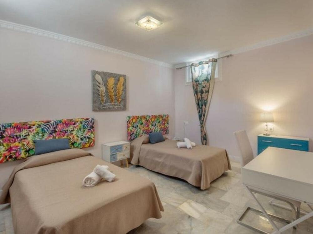 10 quarto Moradia para venda em Marbella com piscina garagem - 1 880 000 € (Ref: 9451697)