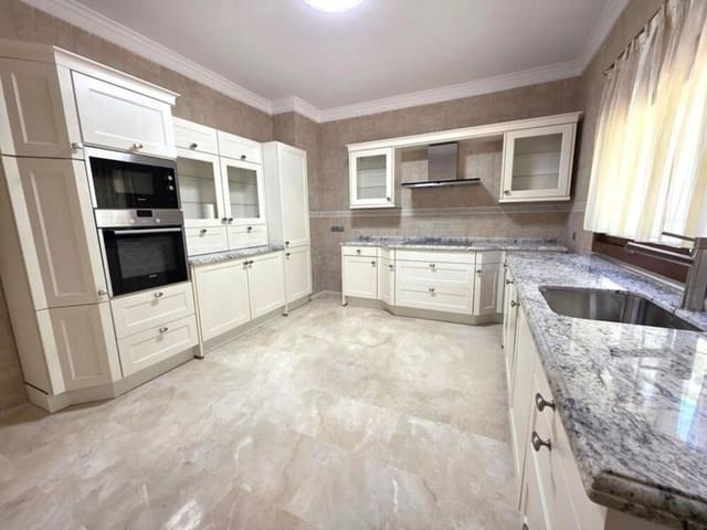 Chalet de 4 habitaciones en Hacienda Las Chapas, Marbella en venta con piscina garaje - 1.600.000 € (Ref: 9451698)