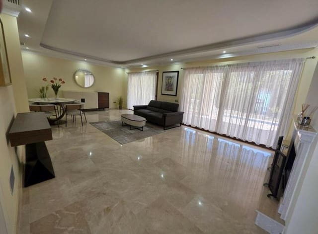 Chalet de 4 habitaciones en Hacienda Las Chapas, Marbella en venta con piscina garaje - 1.600.000 € (Ref: 9451698)