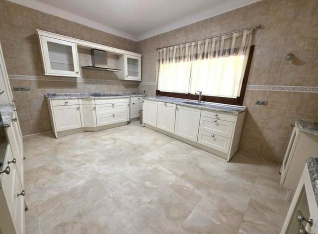 Chalet de 4 habitaciones en Hacienda Las Chapas, Marbella en venta con piscina garaje - 1.600.000 € (Ref: 9451698)