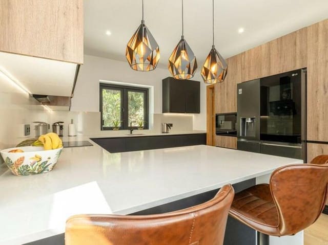 5 Zimmer Villa zu verkaufen in El Paraiso, Estepona mit Pool Garage - 1.998.000 € (Ref: 9460913)