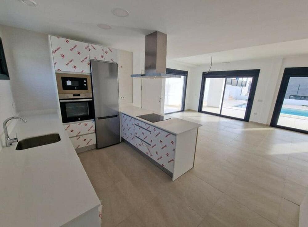 Chalet de 4 habitaciones en La Duquesa / Puerto de la Duquesa en venta con piscina garaje - 730.000 € (Ref: 9465105)