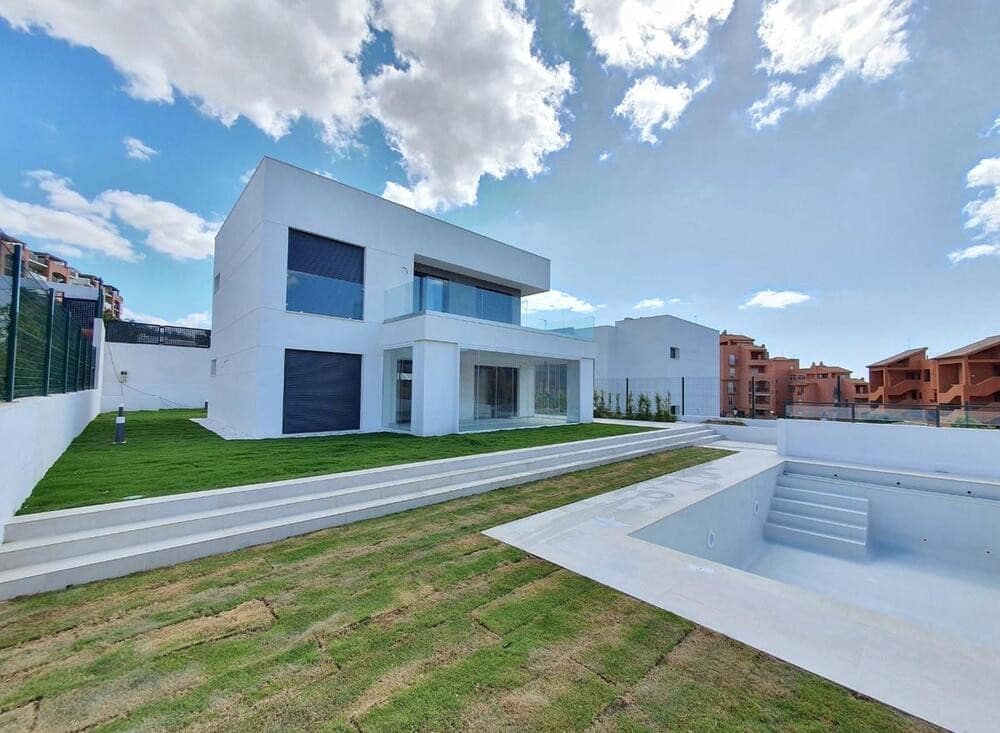 4 soverom Villa til salgs i La Duquesa / Puerto de la Duquesa med svømmebasseng garasje - € 780 000 (Ref: 9465105)