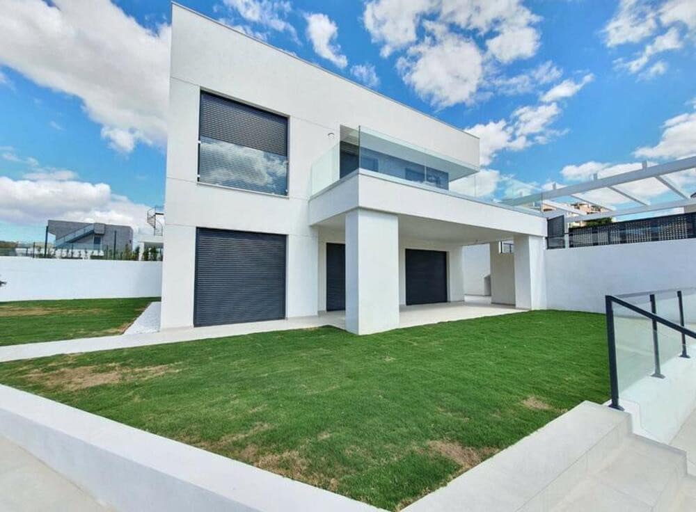 4 soverom Villa til salgs i La Duquesa / Puerto de la Duquesa med svømmebasseng garasje - € 780 000 (Ref: 9465105)
