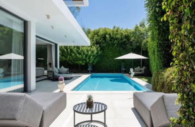 4 quarto Moradia para venda em Nueva Atalaya, Estepona com piscina garagem - 1 825 000 € (Ref: 9465107)