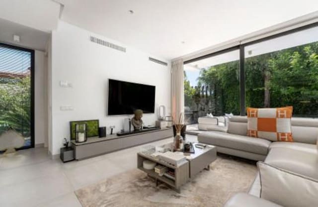 4 quarto Moradia para venda em Nueva Atalaya, Estepona com piscina garagem - 1 825 000 € (Ref: 9465107)