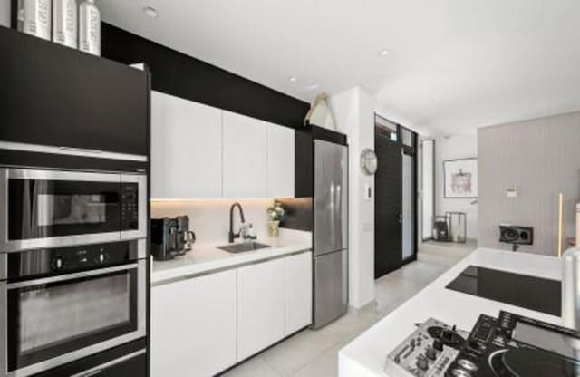 4 quarto Moradia para venda em Nueva Atalaya, Estepona com piscina garagem - 1 825 000 € (Ref: 9465107)