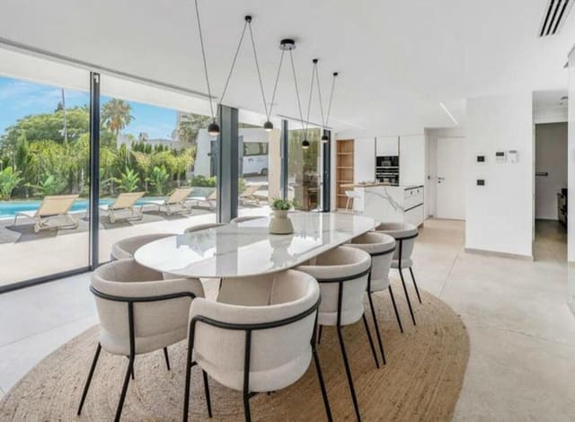 4 makuuhuone Huvila myytävänä paikassa La Reserva, Marbella mukana uima-altaan 
autotalli - 1 895 000 € (Ref: 9465108)