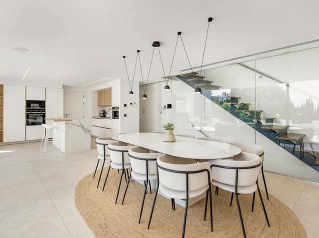 4 makuuhuone Huvila myytävänä paikassa La Reserva, Marbella mukana uima-altaan 
autotalli - 1 895 000 € (Ref: 9465108)