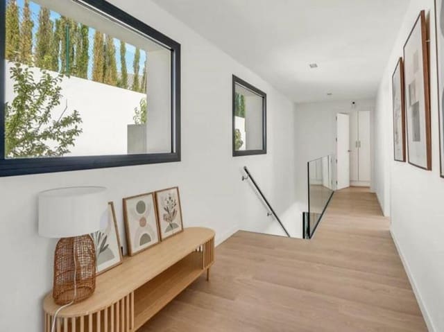 4 makuuhuone Huvila myytävänä paikassa La Reserva, Marbella mukana uima-altaan 
autotalli - 1 895 000 € (Ref: 9465108)