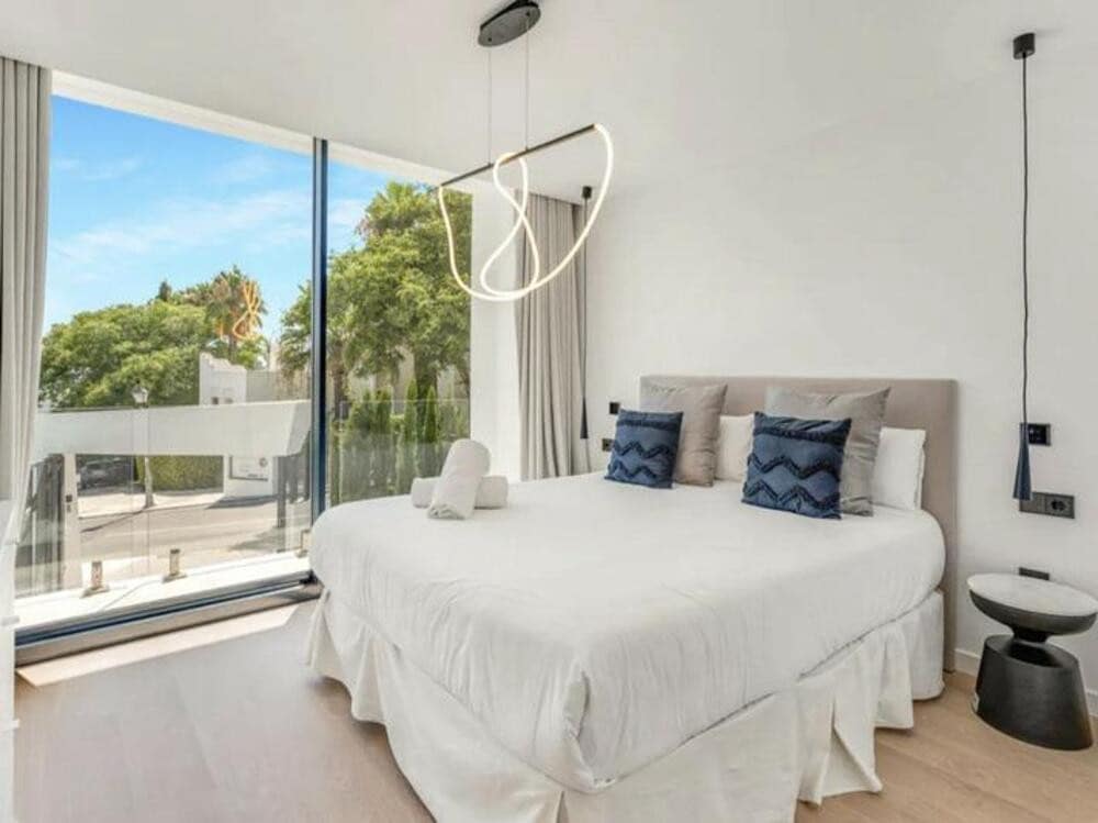 Chalet de 4 habitaciones en Marbella en venta con piscina garaje - 1.895.000 € (Ref: 9465108)