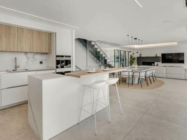 4 Zimmer Villa zu verkaufen in La Reserva, Marbella mit Pool Garage - 1.895.000 € (Ref: 9465108)