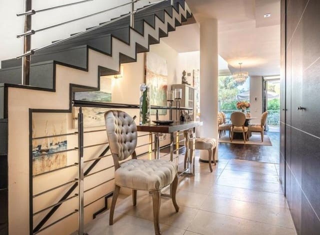 2 makuuhuone Omakotitalo myytävänä paikassa Sierra Blanca, Marbella mukana uima-altaan 
autotalli - 1 417 500 € (Ref: 9467921)