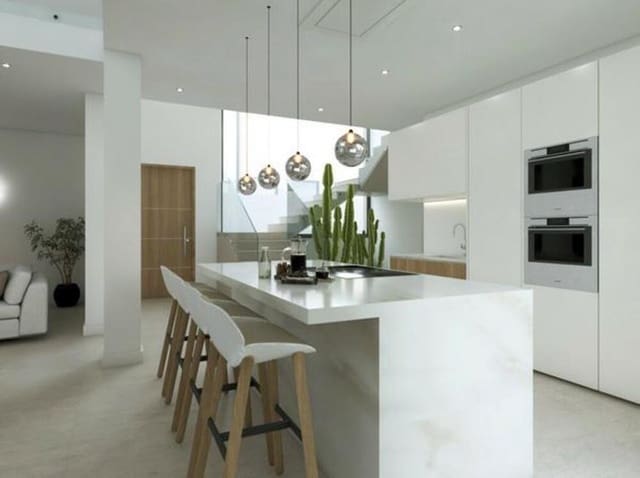 4 Zimmer Villa zu verkaufen in La Duquesa / Puerto de la Duquesa, Manilva - 960.000 € (Ref: 9470114)