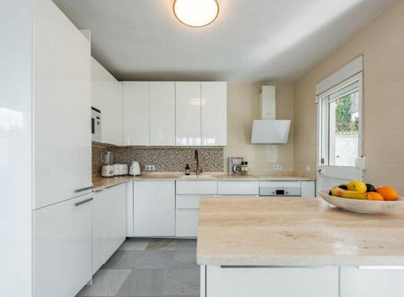 3 soverom Villa til salgs i Nueva Andalucia med svømmebasseng garasje - € 999 000 (Ref: 9470115)