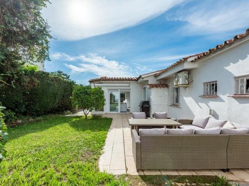 3 soverom Villa til salgs i Nueva Andalucia med svømmebasseng garasje - € 999 000 (Ref: 9470115)