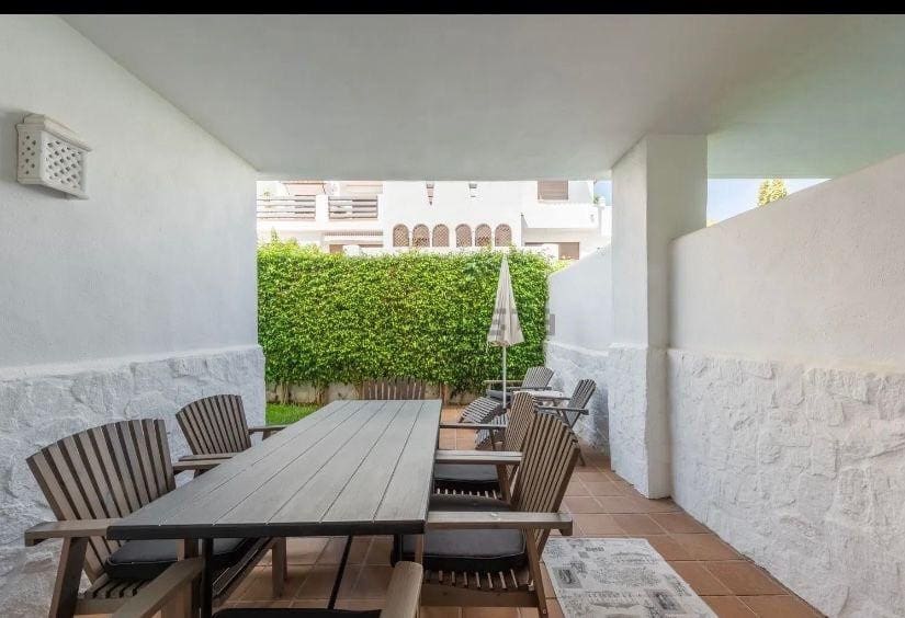 Apartamento de 2 habitaciones en New Golden Mile en alquiler con piscina garaje - 2.000 € (Ref: 9471882)